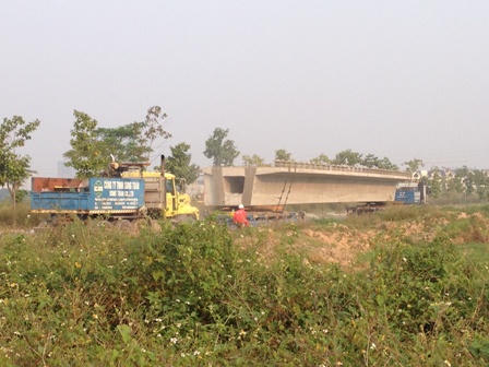 Choáng ngợp trước hình ảnh vận chuyển dầm bê tông “khổng lồ” lớn nhất Việt Nam 