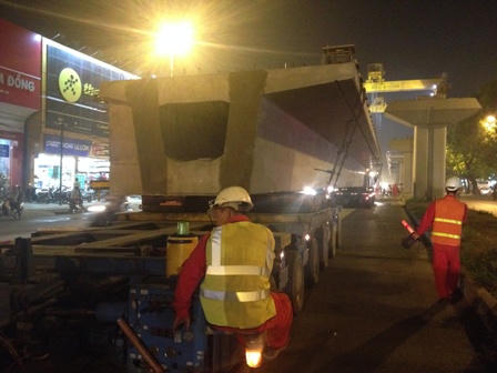 Choáng ngợp trước hình ảnh vận chuyển dầm bê tông “khổng lồ” lớn nhất Việt Nam 