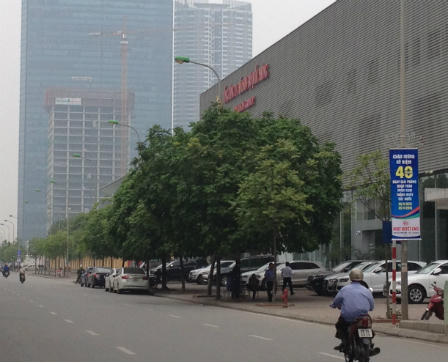 Hà Nội: Nhiều phướn, băng rôn quảng cáo trên phố sai quy định