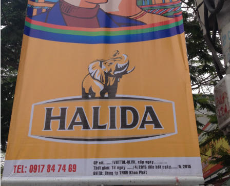 Hà Nội: Nhiều phướn, băng rôn quảng cáo trên phố sai quy định