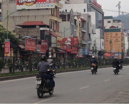 Hà Nội: Nhiều phướn, băng rôn quảng cáo trên phố sai quy định