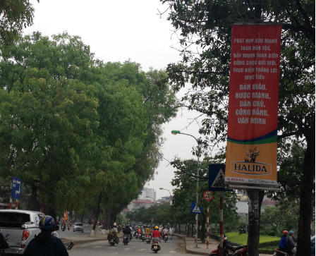 Hà Nội: Nhiều phướn, băng rôn quảng cáo trên phố sai quy định