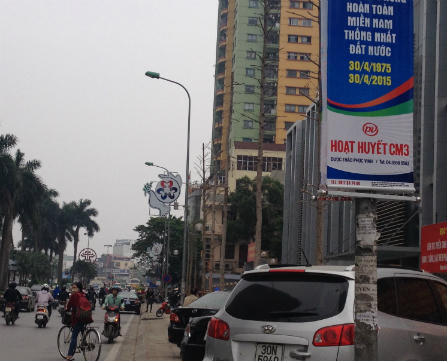 Hà Nội: Nhiều phướn, băng rôn quảng cáo trên phố sai quy định