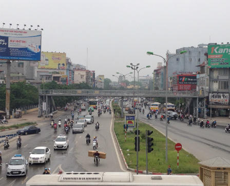 Hà Nội: Nhiều phướn, băng rôn quảng cáo trên phố sai quy định