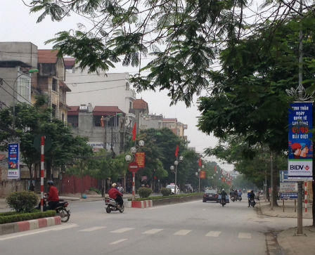 Hà Nội: Nhiều phướn, băng rôn quảng cáo trên phố sai quy định