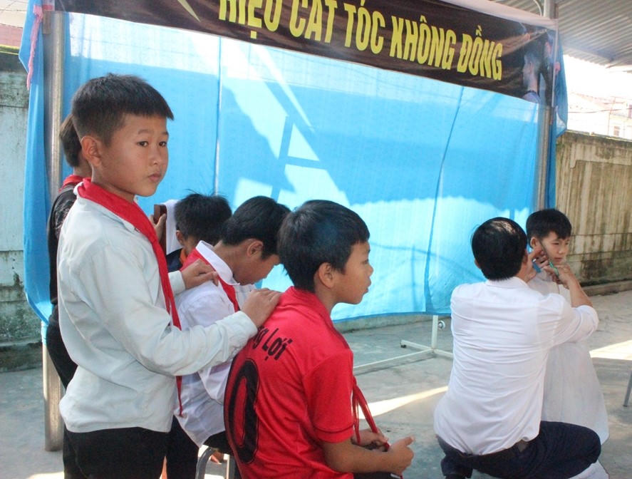 “Salon tóc” không đồng ở ngôi trường làng