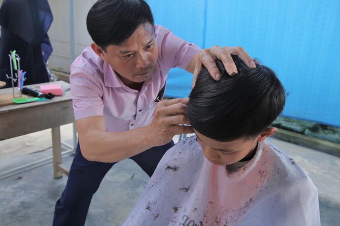“Salon tóc” không đồng ở ngôi trường làng