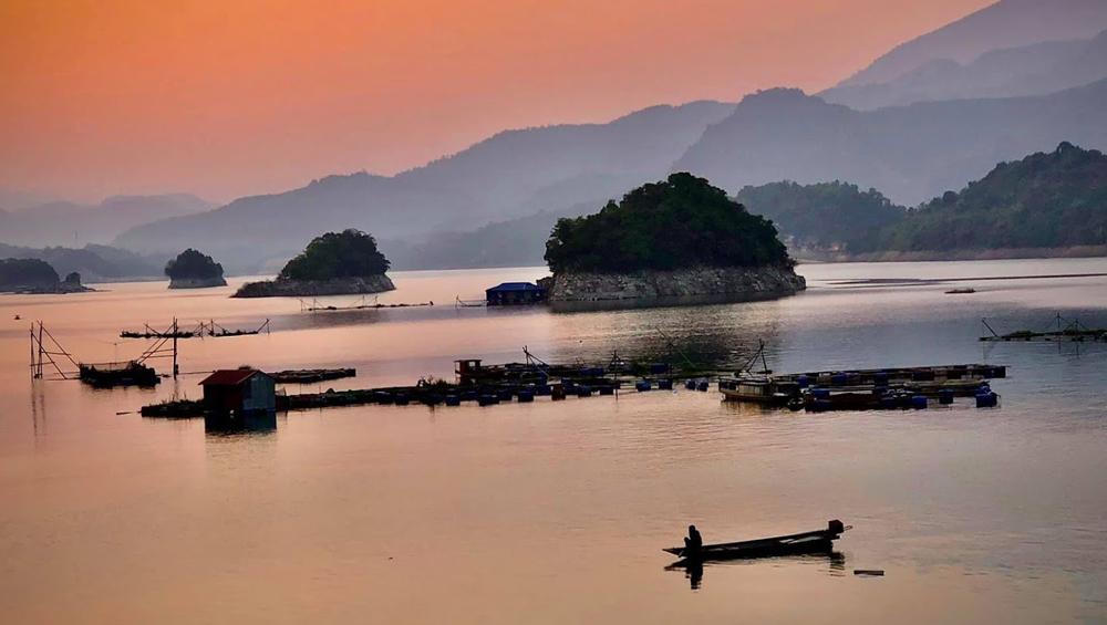 Hồ Hòa Bình và cơ hội có một không hai