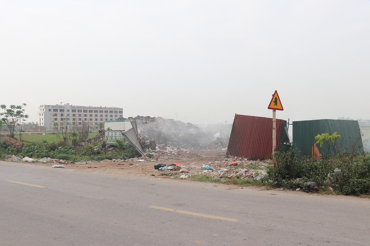 Tiên Du (Bắc Ninh): Người dân kêu khổ vì điểm tập kết rác gây ô nhiễm