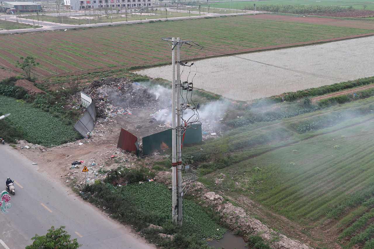 Tiên Du (Bắc Ninh): Người dân kêu khổ vì điểm tập kết rác gây ô nhiễm