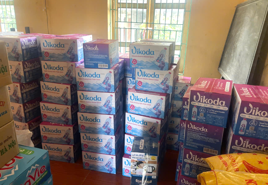 Đồng hành cùng Báo Pháp luật Việt Nam cứu trợ vùng lũ: Vikoda trao tặng 7.200 chai nước khoáng kiềm thiên nhiên 