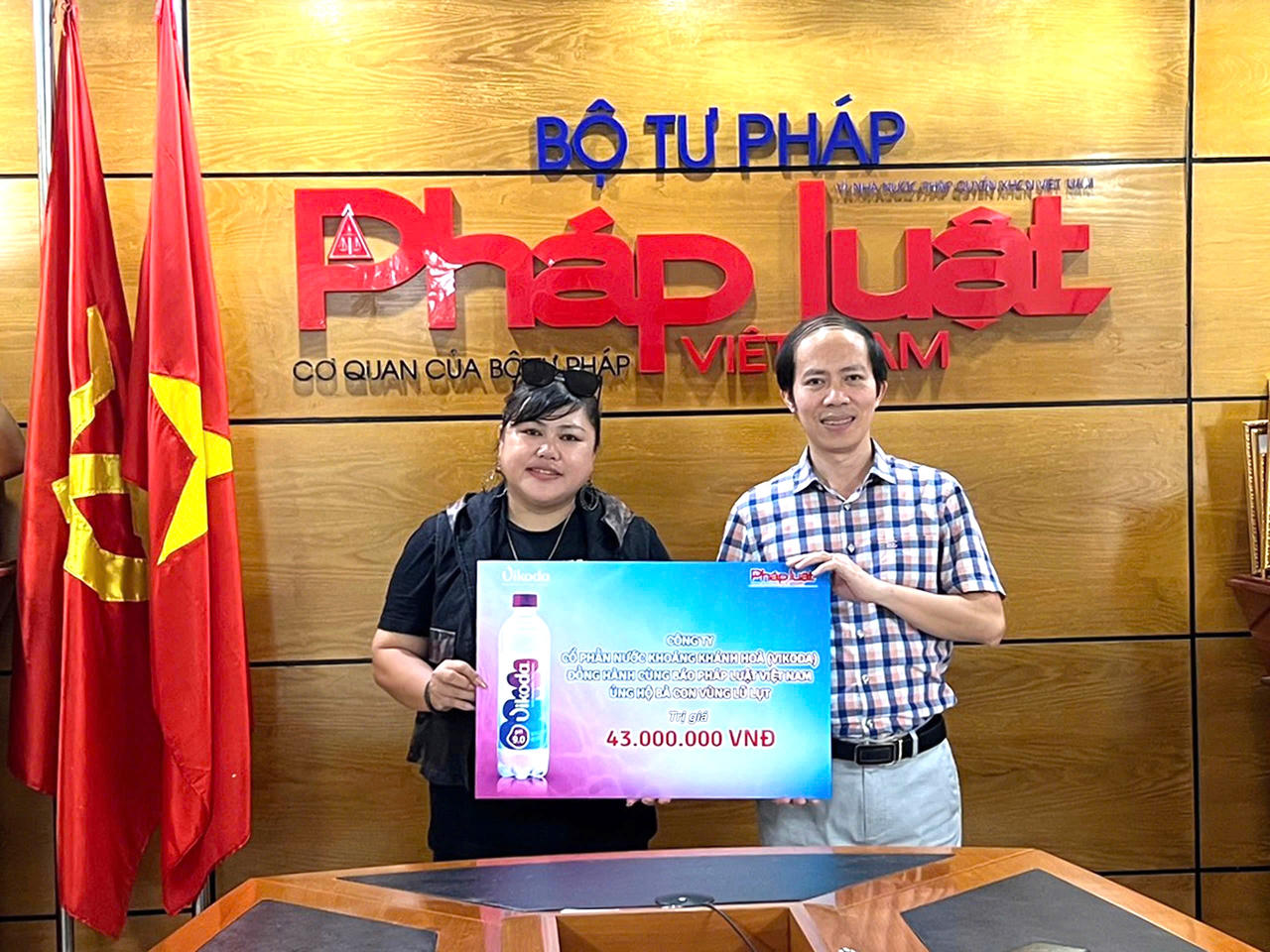 Đồng hành cùng Báo Pháp luật Việt Nam cứu trợ vùng lũ: Vikoda trao tặng 7.200 chai nước khoáng kiềm thiên nhiên 