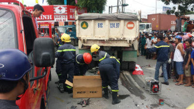 Người đàn ông chết thảm dưới gầm xe tải