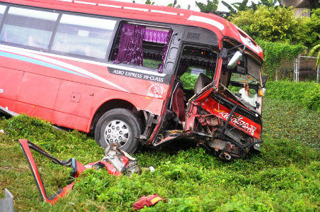 Tai nạn kinh hoàng trên đường cao tốc TP.HCM - Trung Lương