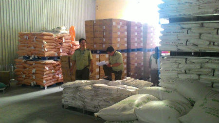 Phát hiện hàng chục tấn thức ăn chăn nuôi có dấu hiệu sử dụng chất cấm