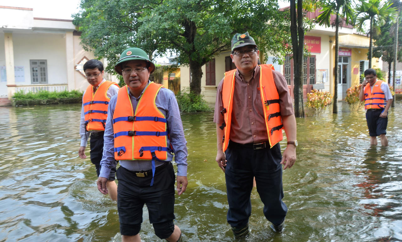 EVN hỗ trợ người dân vùng ngập lụt