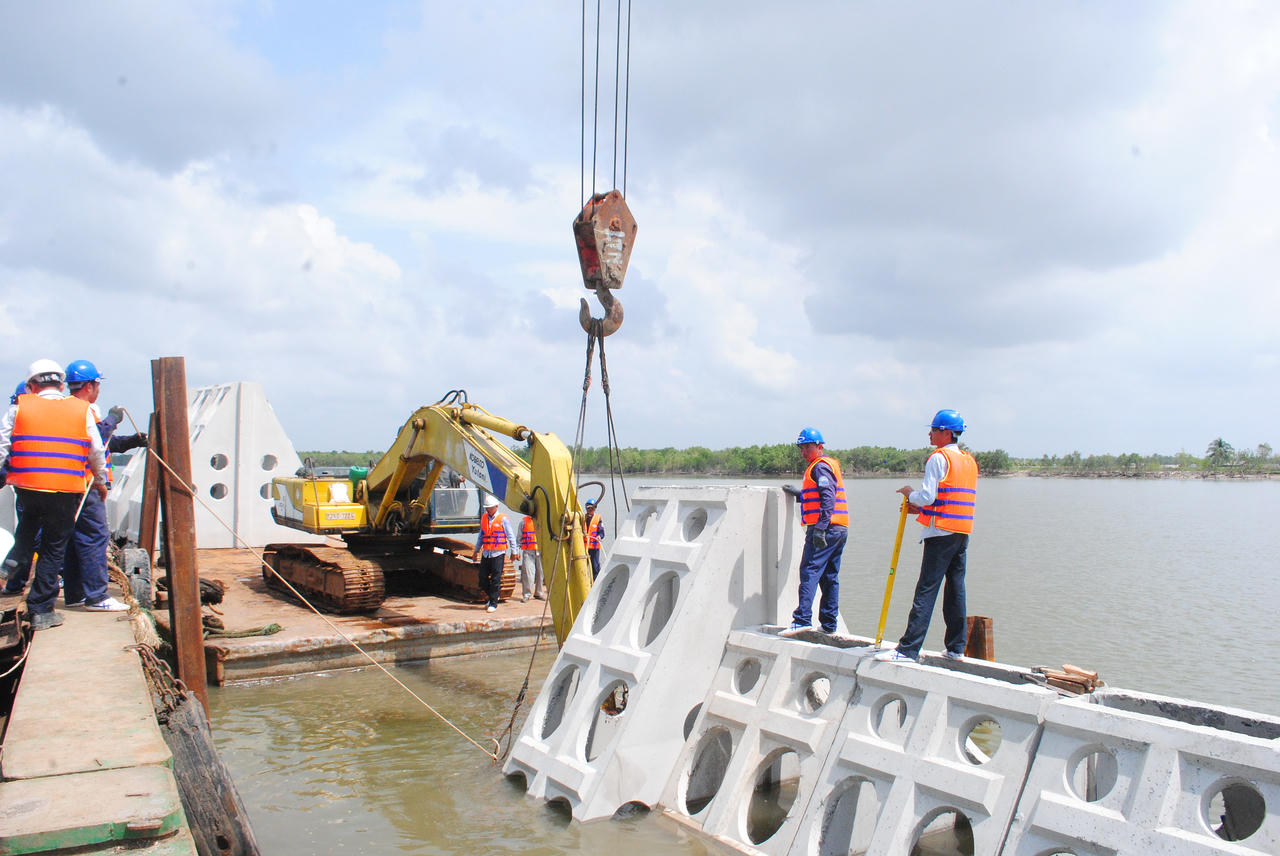 Công nghệ “phá sóng” xuất hiện ở bờ biển Cà Mau