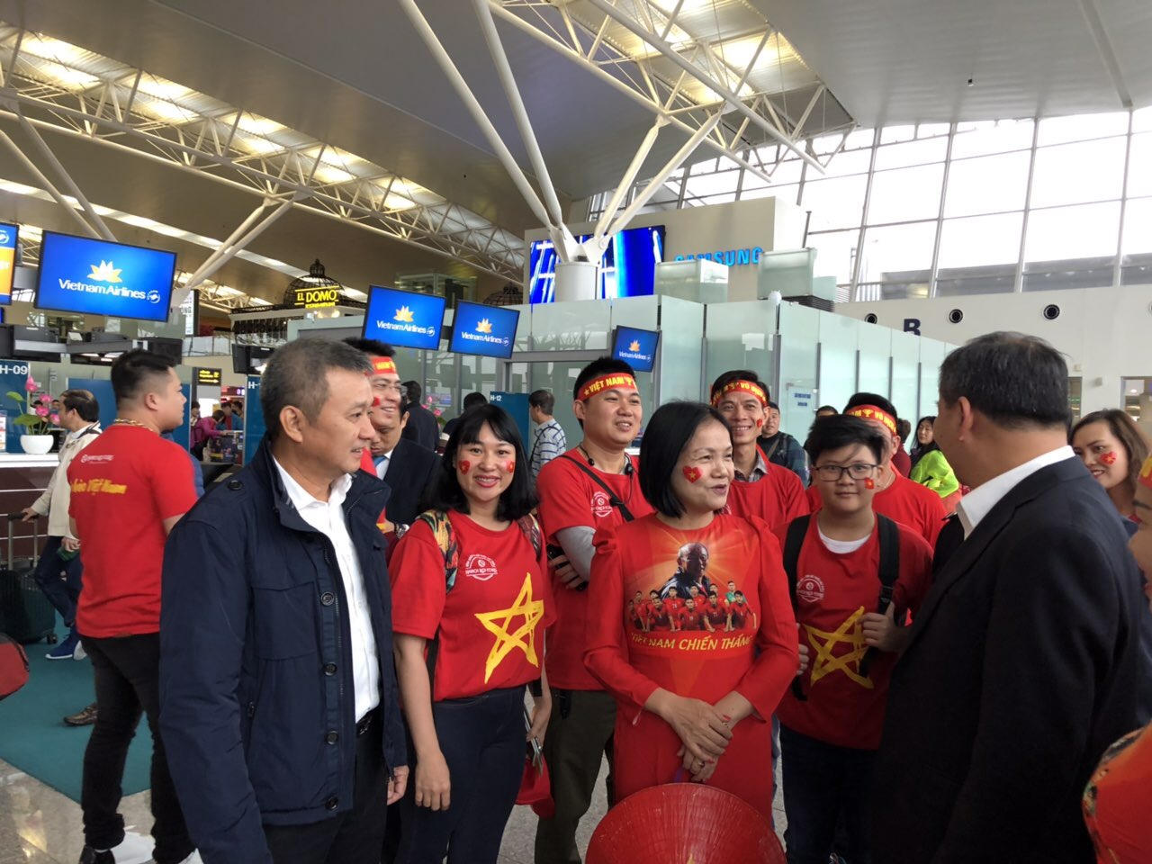 Thêm 6 chuyến bay đưa cổ động viên Việt Nam sang Malaysia