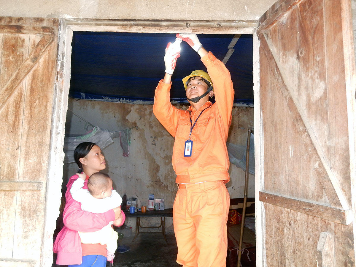 Nhiều hộ dân được lắp điện mặt trời áp mái miễn phí