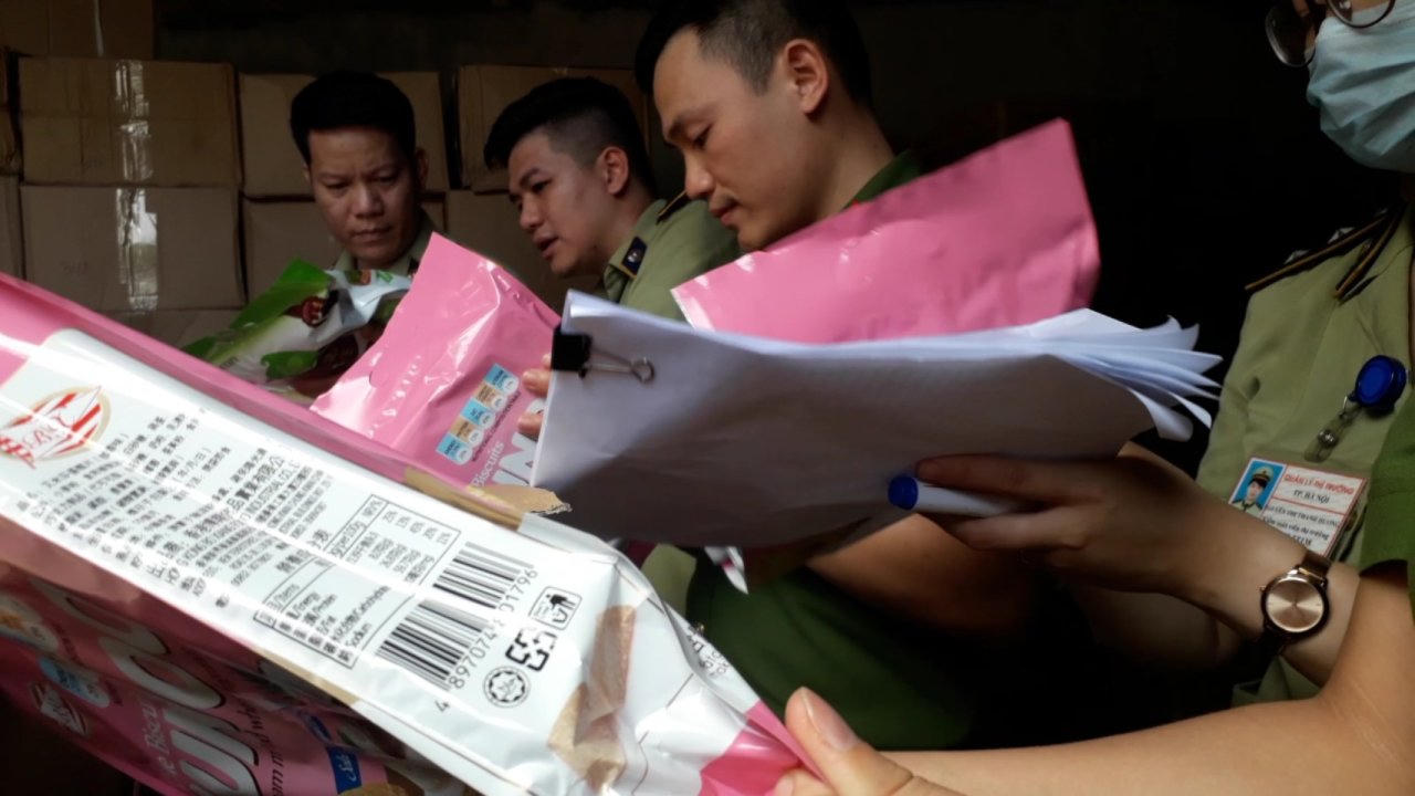 Cận Trung thu, phát hiện hàng chục tấn bánh kẹo Trung Quốc in mã Hàn Quốc, Thái Lan... 