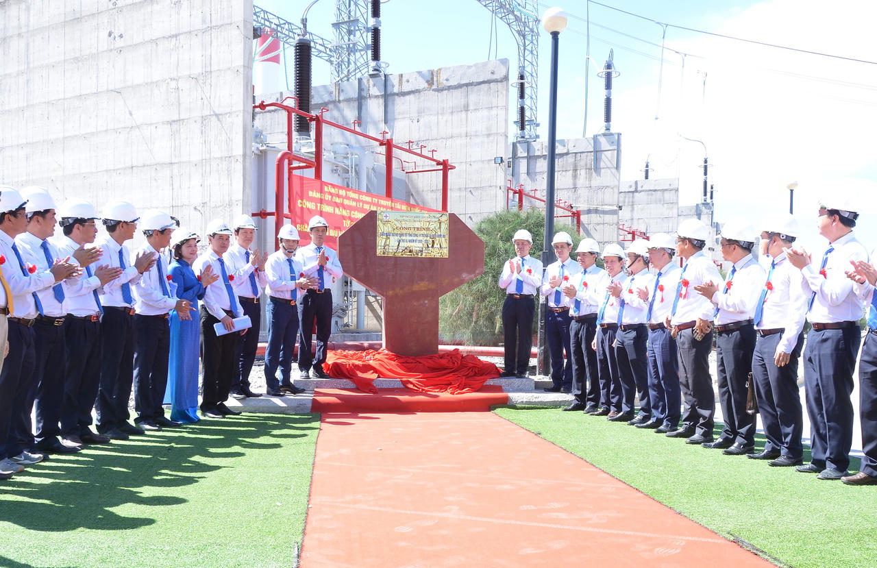 Hoàn thành gắn biến công trình chào mừng Đại hội Đảng cho Trạm biến áp Vĩnh Tân 
