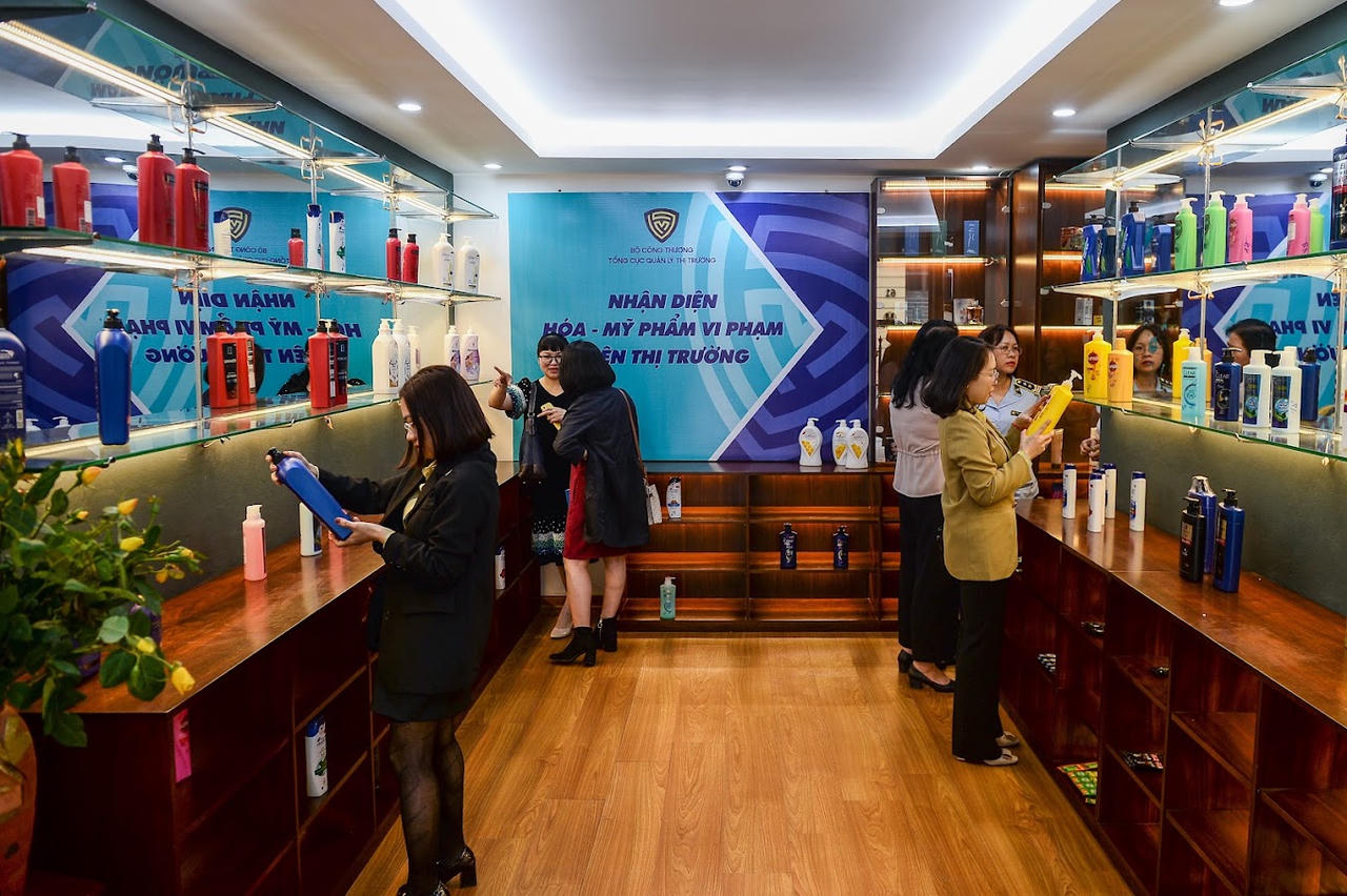 Trưng bày nhận diện mỹ phẩm thật - giả 