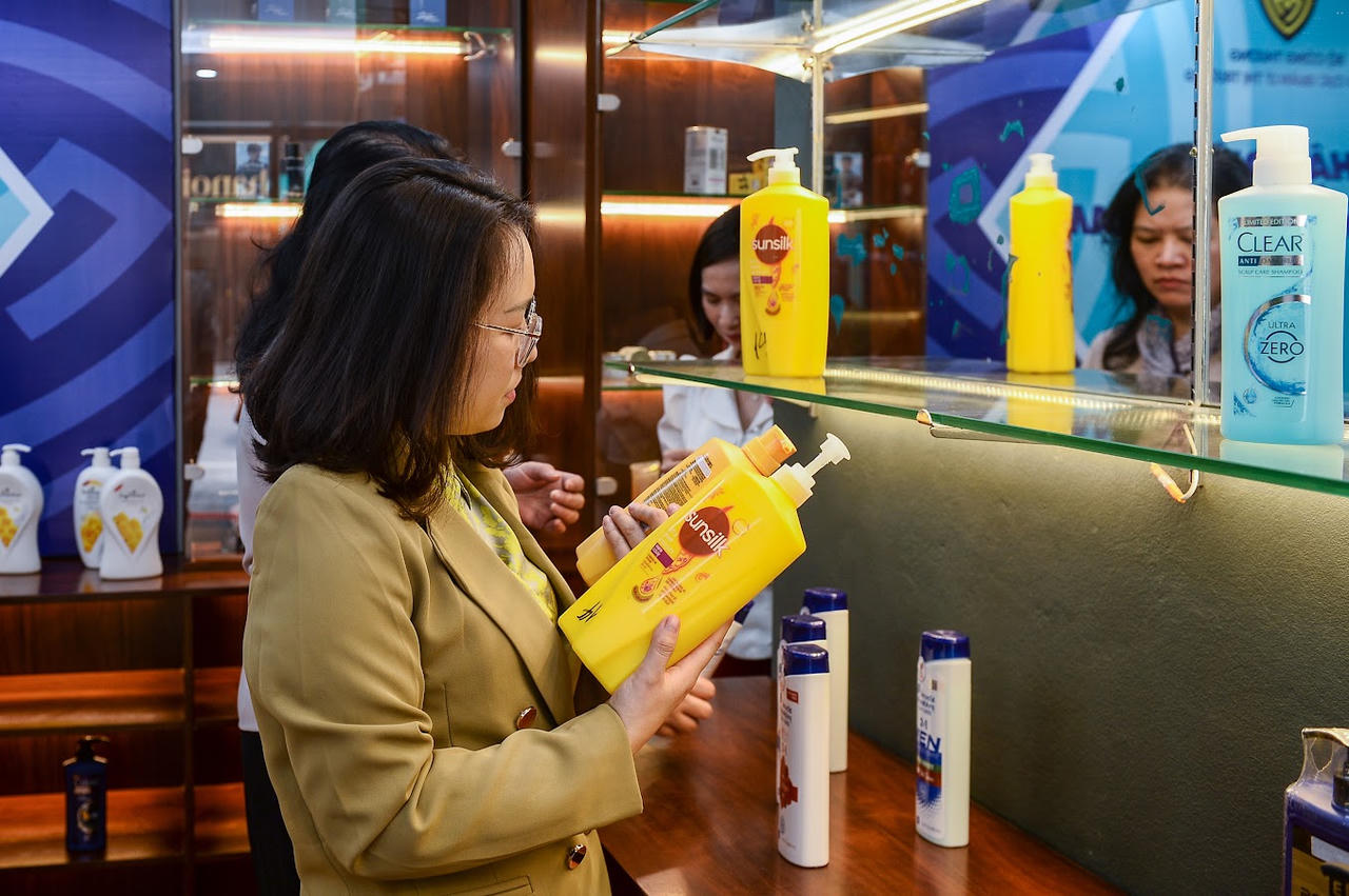 Trưng bày nhận diện mỹ phẩm thật - giả 