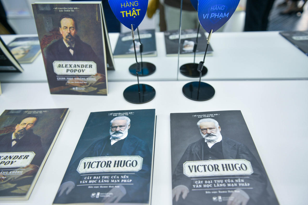 Mở cửa phòng nhận diện sách giáo dục và đồ chơi an toàn cho trẻ em