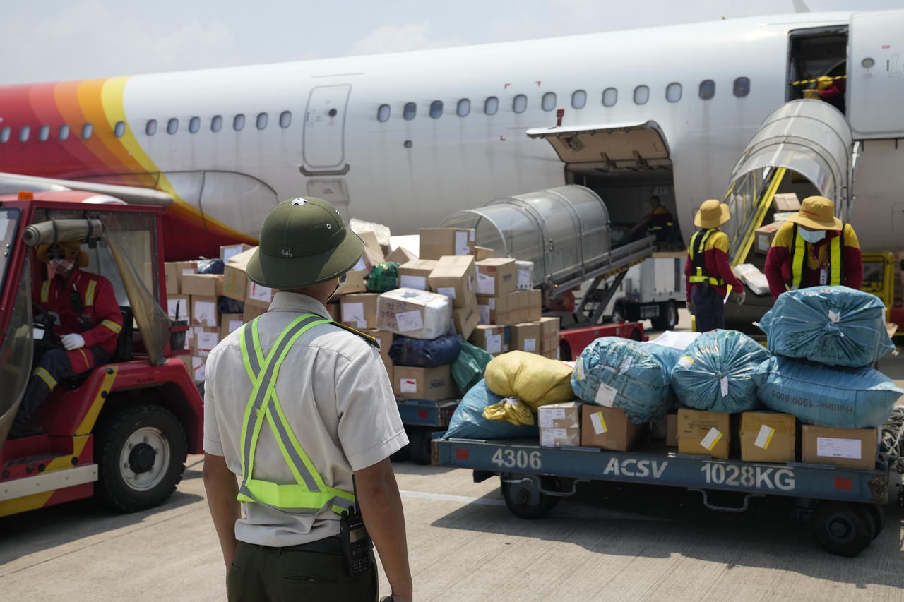 Hoạt động tại sân bay Nội Bài ra sao khi nhiệt độ ngoài trời lên đến 61 độ C?