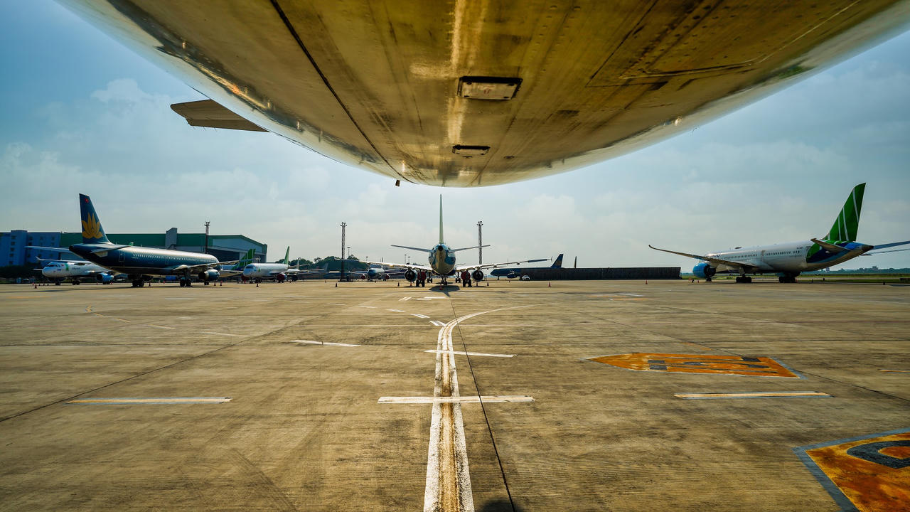 Hoạt động tại sân bay Nội Bài ra sao khi nhiệt độ ngoài trời lên đến 61 độ C?