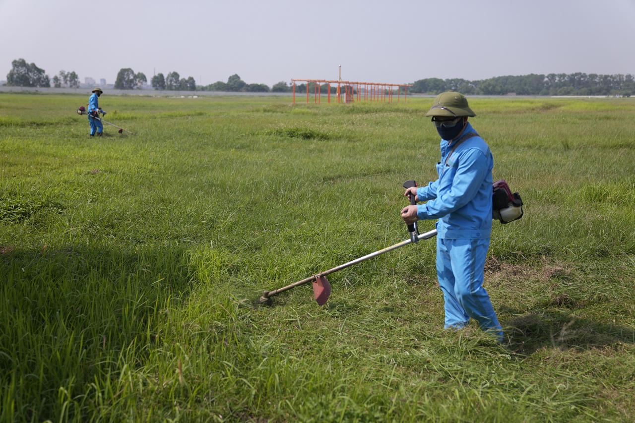 Hoạt động tại sân bay Nội Bài ra sao khi nhiệt độ ngoài trời lên đến 61 độ C?