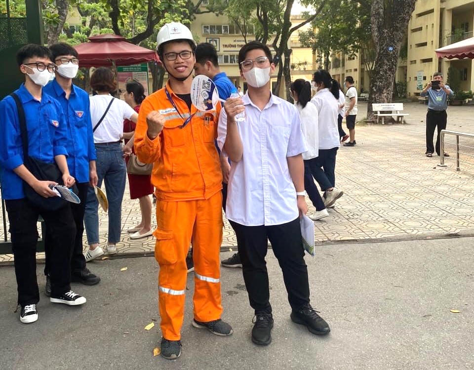 'Thấy thợ điện phụ huynh yên tâm hơn'