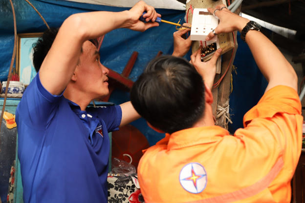 Tổ chức Công trình thanh niên 'Thay mới đường dây điện cho hộ nghèo năm 2023'