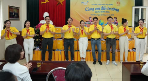 Đồng hành với chương trình Gương sáng pháp luật cũng là một hoạt động tri ân