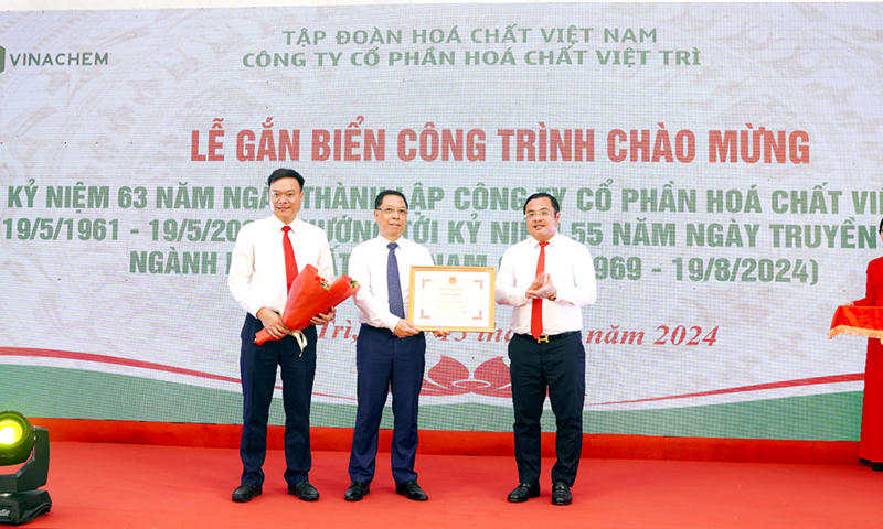 Gắn biển công trình chào mừng 55 năm Ngày truyền thống Ngành Hóa chất Việt Nam