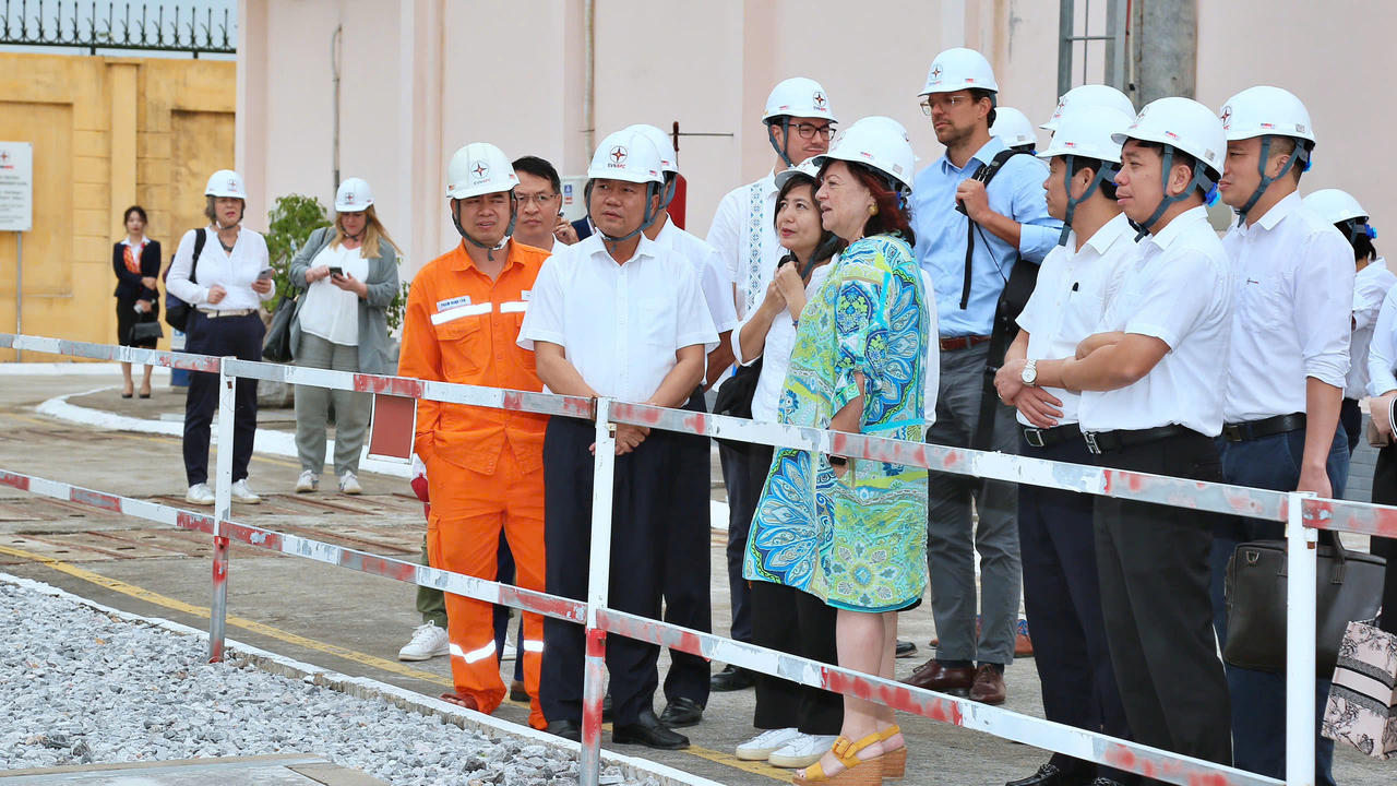 Đoàn công tác cấp cao của Chính phủ CHLB Đức làm việc với Tổng công ty Điện lực miền Bắc