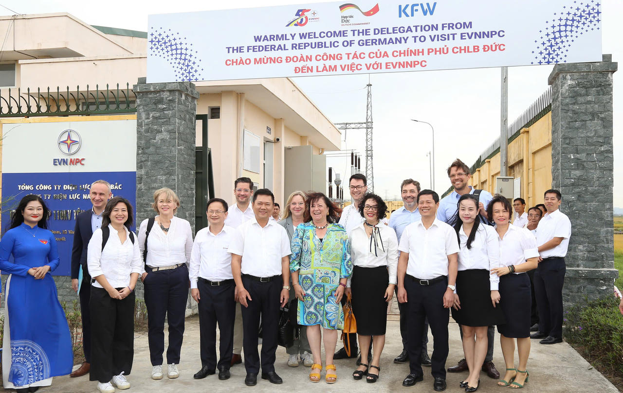 Đoàn công tác cấp cao của Chính phủ CHLB Đức làm việc với Tổng công ty Điện lực miền Bắc