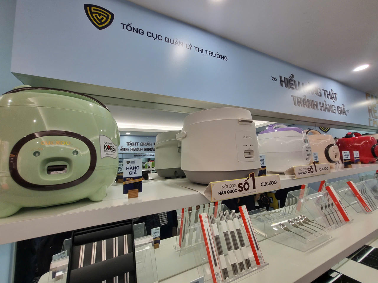 Hơn 400 sản phẩm xuất hiện tại Phòng trưng bày thật - giả