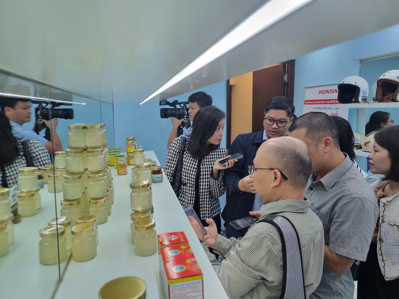 Hơn 400 sản phẩm xuất hiện tại Phòng trưng bày thật - giả