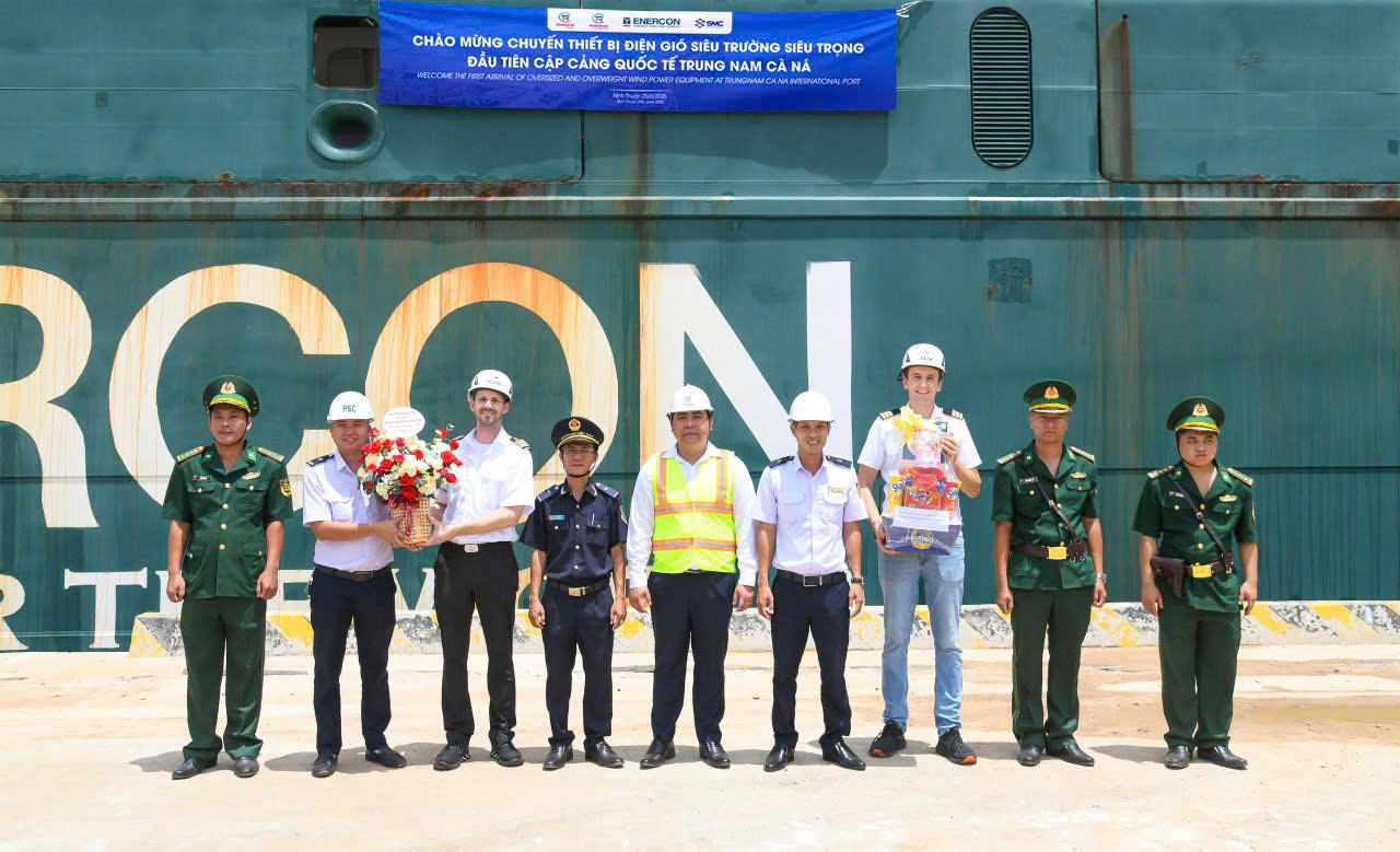 Cảng quốc tế Trung Nam Cà Ná đón chuyến tàu chuyên chở thiết bị điện gió đầu tiên cập cảng