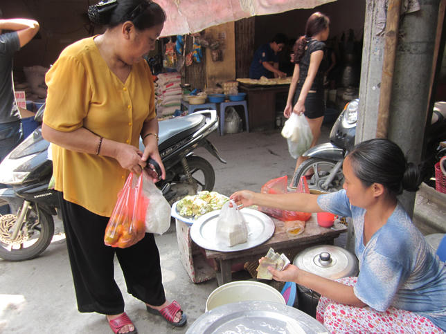 Người Hà Nội trữ thực phẩm phòng trận lụt lịch sử lặp lại