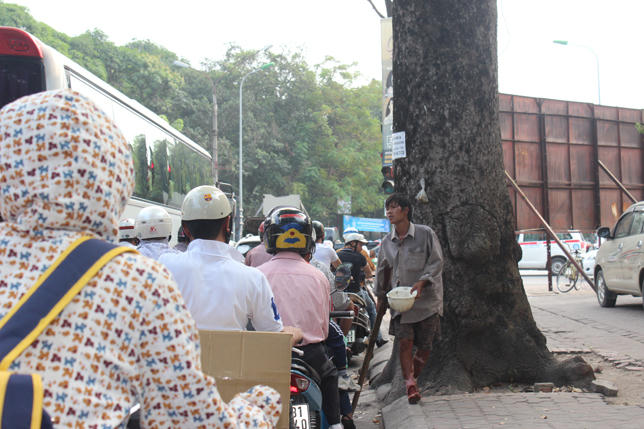 Gã ăn mày đại gia lại “tái xuất” gần Văn Miếu 