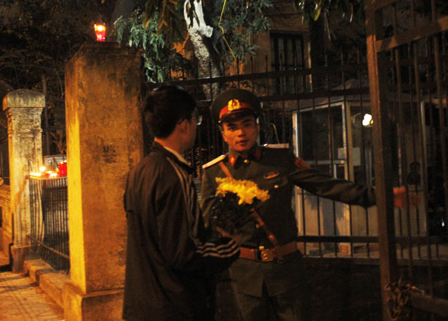 30 Hoàng Diệu lung linh nến, hoa tưởng nhớ 49 ngày mất Đại tướng