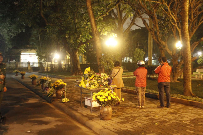 30 Hoàng Diệu lung linh nến, hoa tưởng nhớ 49 ngày mất Đại tướng