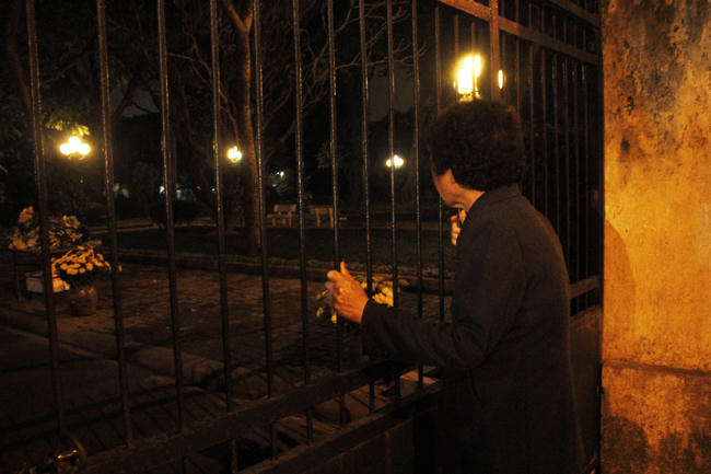 30 Hoàng Diệu lung linh nến, hoa tưởng nhớ 49 ngày mất Đại tướng