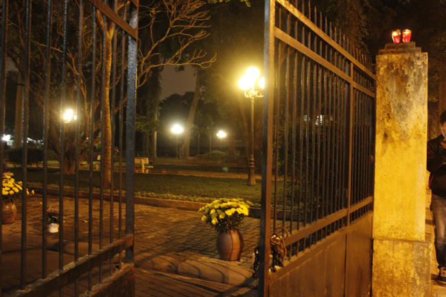 30 Hoàng Diệu lung linh nến, hoa tưởng nhớ 49 ngày mất Đại tướng