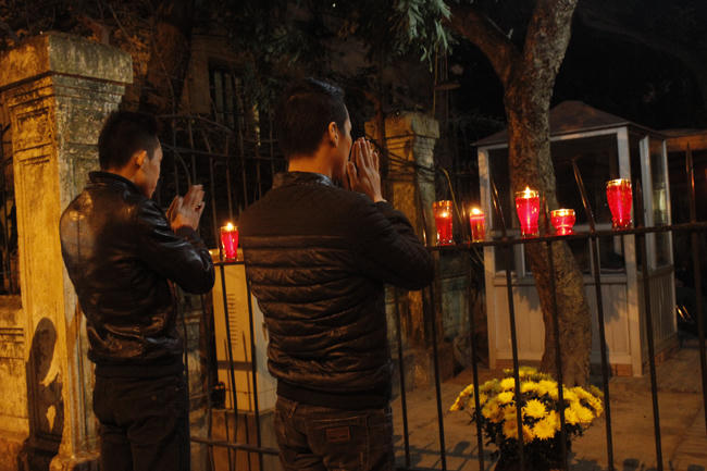 30 Hoàng Diệu lung linh nến, hoa tưởng nhớ 49 ngày mất Đại tướng