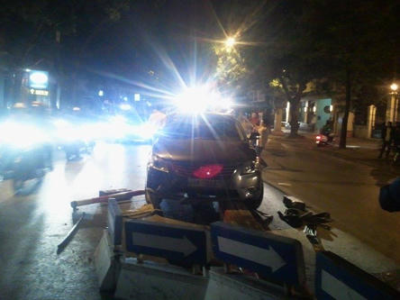 Ô tô hất tung dải phân cách đường Bà Triệu, tài xế bỏ trốn