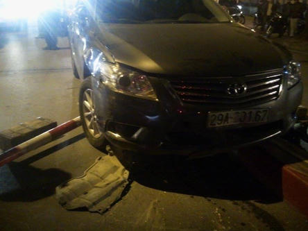 Ô tô hất tung dải phân cách đường Bà Triệu, tài xế bỏ trốn