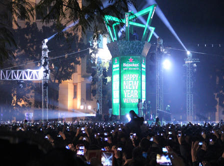 Tưng bừng lễ hội đếm ngược đón năm mới ở Hà Nội